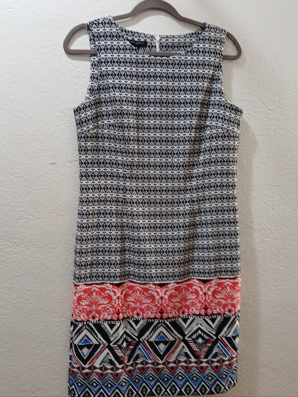 Mario Serrani  New Black, White & Coral Patterned Sleeveless Shift Dress